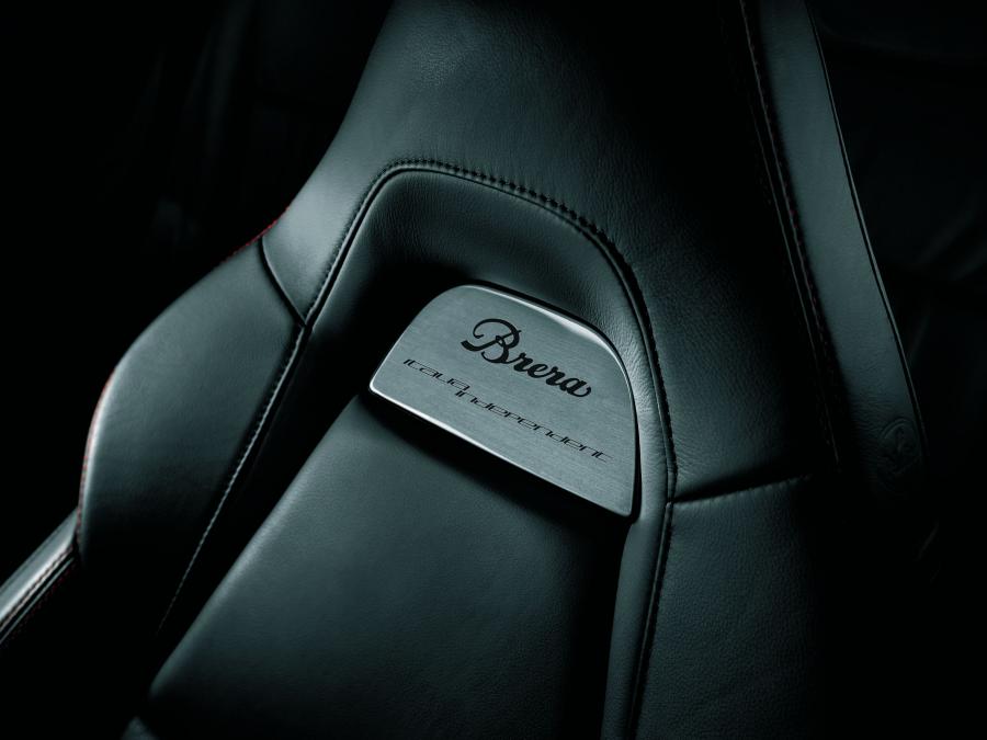 Детали интерьера Alfa Romeo Brera Italia Independent 2009 года  (фото 2 из 8)